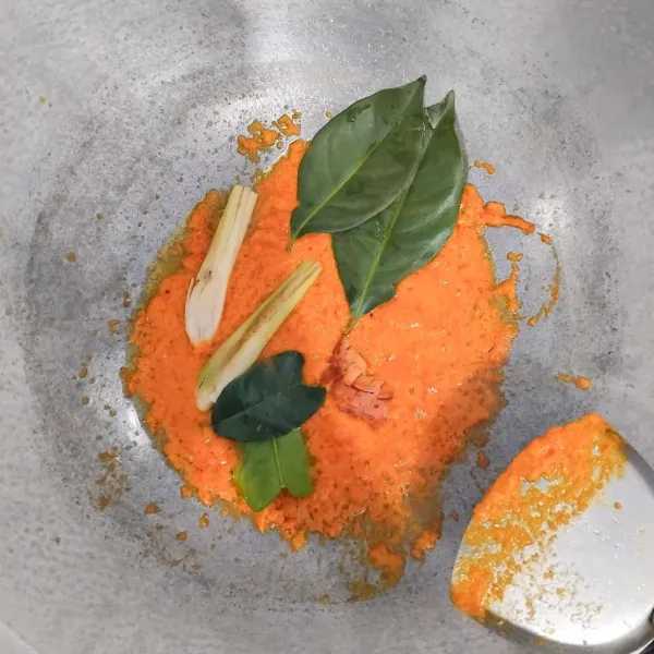 Masukkan sereh, daun salam, lengkuas, daun jeruk. Tumis bumbu sampai pecah minyak