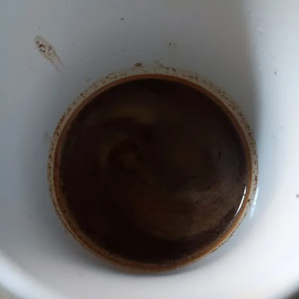 Seduh kopi dengan air mendidih, tambahkan secukupnya garam.