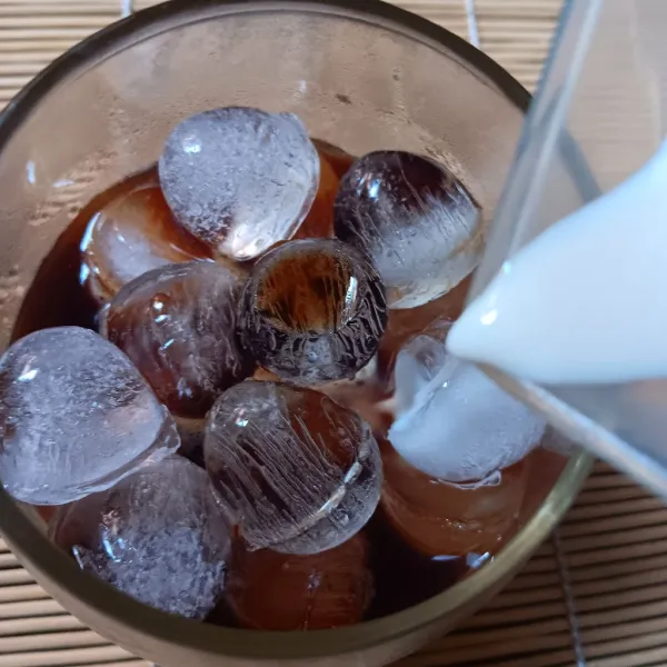 Tuang kopi pekat kedalam gelas, kemudian tuangkan susu perlahan . Minuman siap dinikmati.