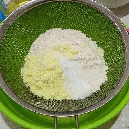 Masukan terigu, susu bubuk, vanili, soda kue  dan garam aduk rata