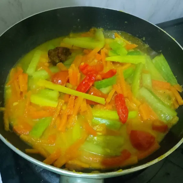 Setelah sayuran sudah cukup empuk, bisa matikan api.