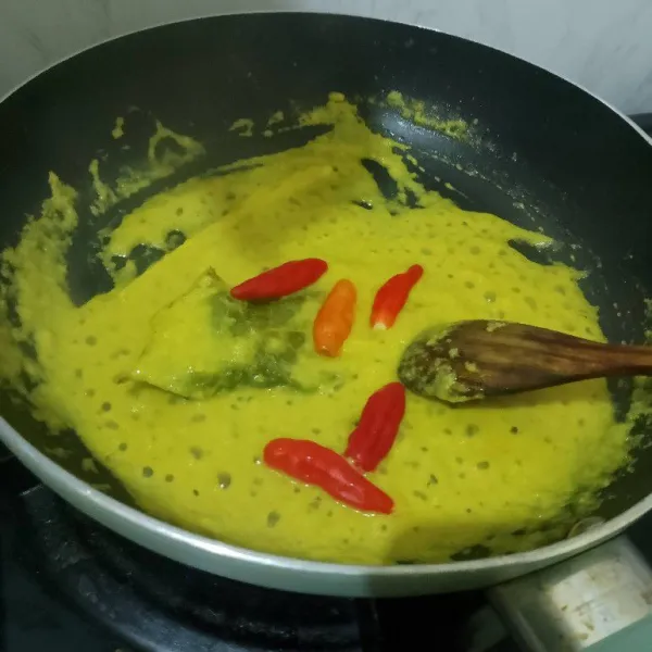 Tumis bumbu halus bersama lengkuas dan sereh yang telah digeprek, tumis sampai wangi, lanjutkan masukkan cabai.