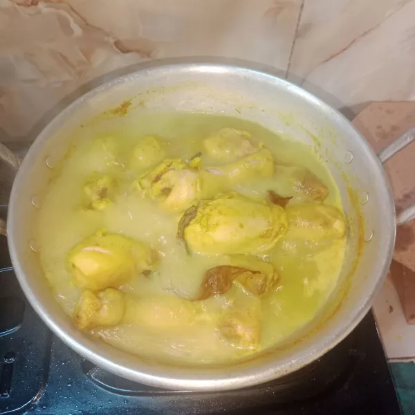 Rebus ayam dengan bumbu ungkep sampai matang, lalu tiriskan.