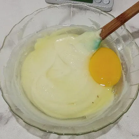 Masukan telur, air lemon, air putih dan terigu aduk rata