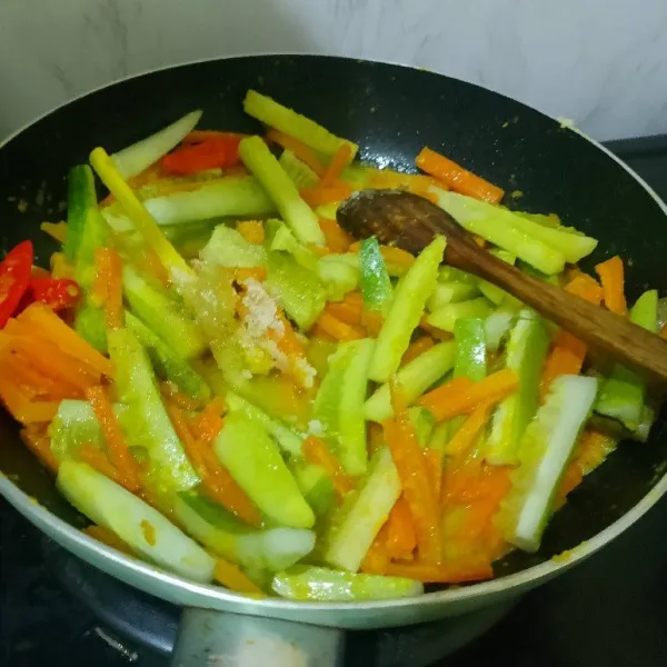 Selanjutnya, masukkan timun dan bumbu penyedap. Masak rata sampai bumbunya pas.