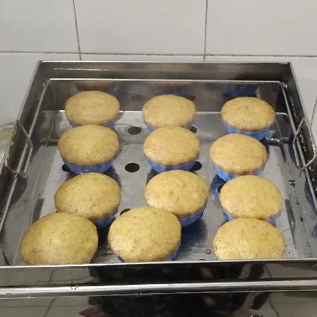 Setelah 7 menit isi dengan adonan pisang sampai penuh kukus selama 20 menit dengan api sedang
