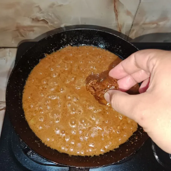 Masukan gula merah, garam, penyedap dan kaldu bubuk, masak sampai sambal tanak, dan koreksi rasa.