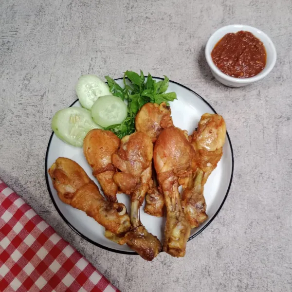 Sajikan dengan sambal terasi dan nasi hangat.