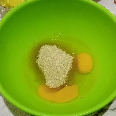 Buat bahan bolunya  : campur telur dan gula pasir aduk rata sampai gula larut