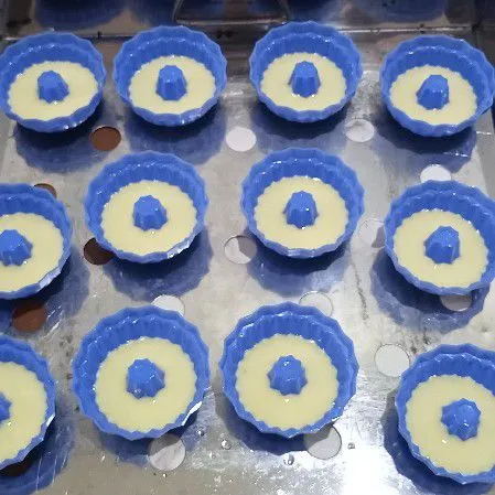 Oles cetakan dengan minyak lalu isi dengan keju kukus selama 7 menit