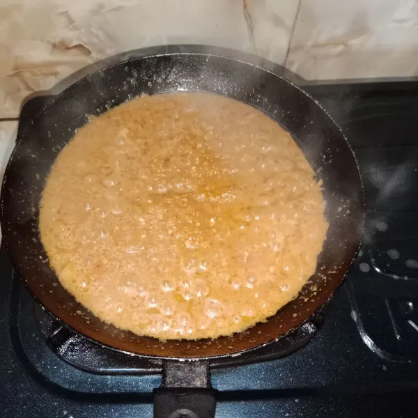 Tumis sambal dengan secukupnya minyak goreng sampai harum.