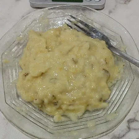 Lumatkan pisang dengan garpu lalu sisihkan dahulu