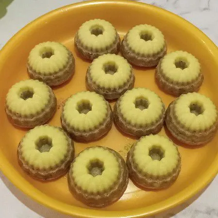 Setelah matang angkat tunggu hangat lalu keluarkan dari cetakan