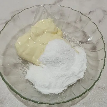 Buat lapisan kejunya  : campur keju dengan gula halus aduk rata