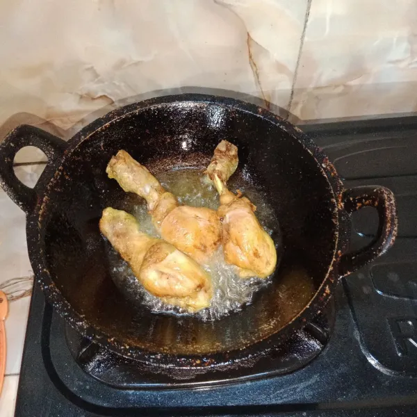 Goreng ayam sampai kecoklatan, lalu tiriskan.