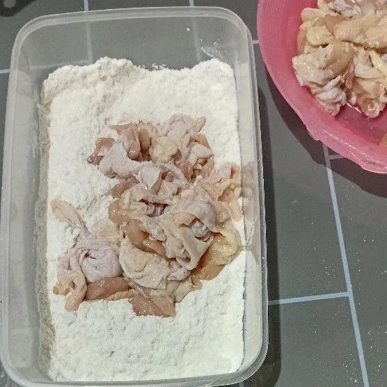 Ambil kulit ayam secukupnya, lalu baluri ke tepung kering.