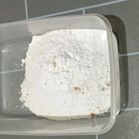 Siapkan tepung terigu adonan kering, lalu campurkan dengan garam, lada, dan baking soda, lalu aduk rata.