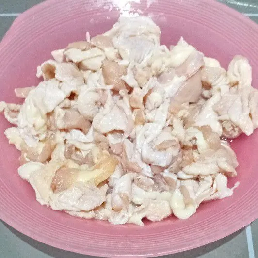 Siapkan kulit ayam, lalu marinasi dengan garam dan bawang putih parut dan diamkan selama 30 menit.