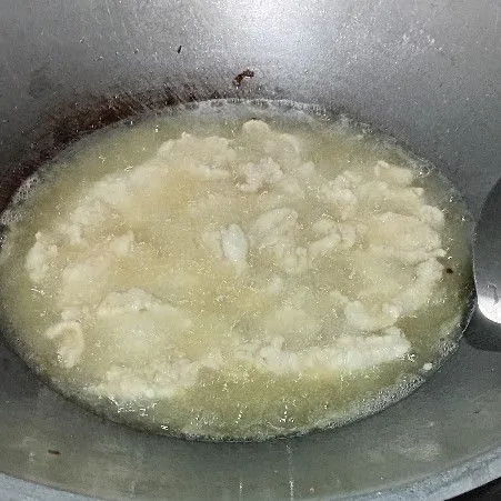 Siapkan minyak panas, lalu goreng hingga matang. Angkat dan sajikan.