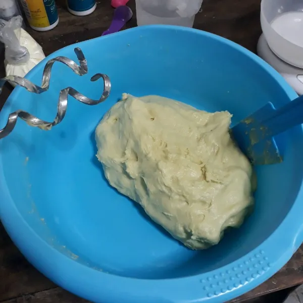 Tambahkan air es secara bertahap sambil diuleni hingga rata. Masukkan margarin dan garam, uleni dengan mixer spiral hingga kalis.