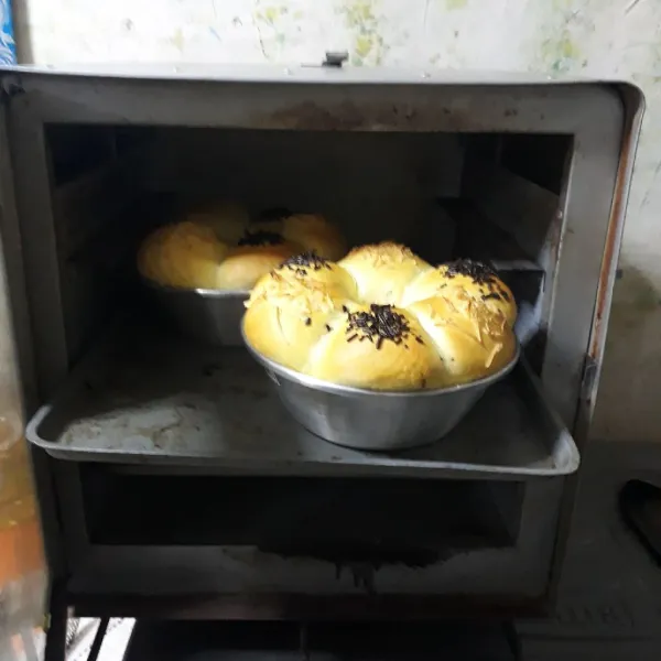 Panggang dalam oven yang sudah dipanaskan, gunakan api sedang cenderung besar. Oven tangkring : 10 - 12 menit di rak bawah dan pindahkan ke rak atas sekitar 2 - 3 menit. Keluarkan dari loyang selagi panas.
