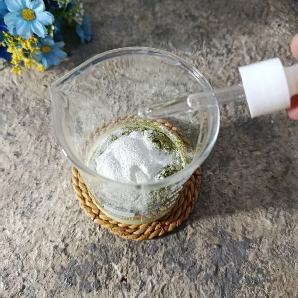 Masukkan susu fullcream, whipcream bubuk, matcha powder dan stevia ke dalam gelas.