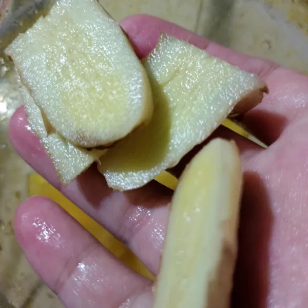 Masukkan jahe dan air, blender hingga halus.