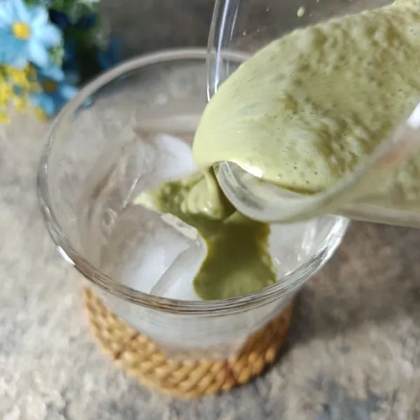 Tuangan perlahan adonan matcha diatasnya.