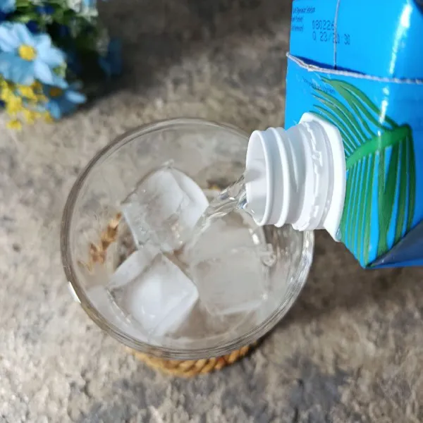 Tuang air kelapa sampai setinggi ¾ tinggi gelas.