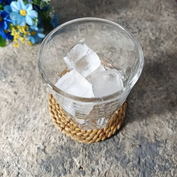 Siapkan gelas saji, tambahkan es batu sesuai selera.