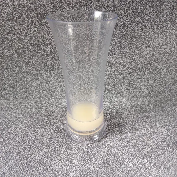 Masukkan sari lemon ke dalam gelas.