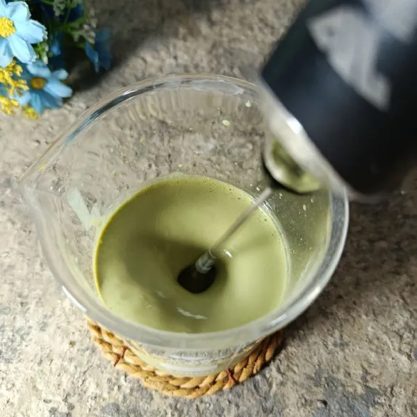 Kemudian kocok dengan whisk/ milk frother hingga mengental.