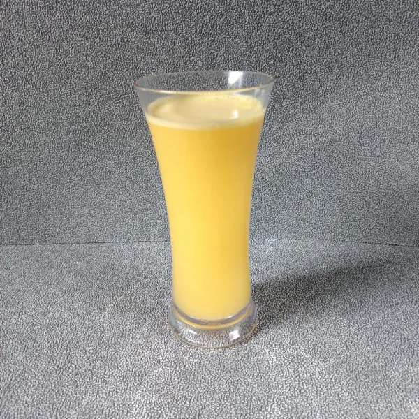 Tuang jus nenas. Jus nenas siap diminum!