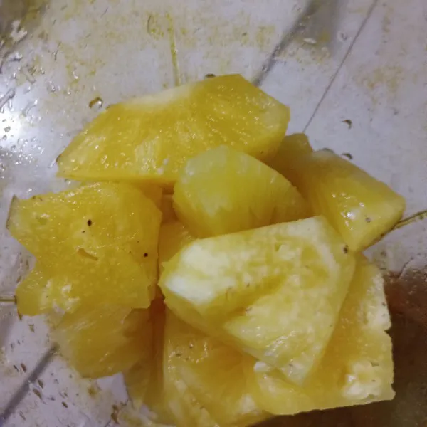 Potong nenas, lalu masukkan ke dalam blender.