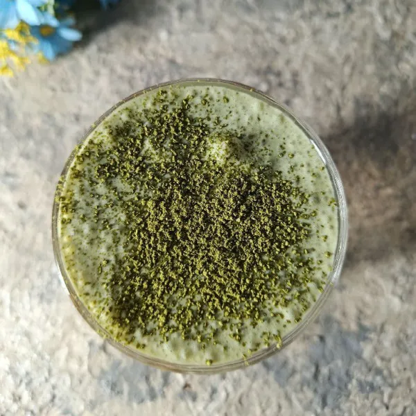 Taburi bubuk matcha diatasnya. Sajikan, aduk rata saat akan dinikmati.
