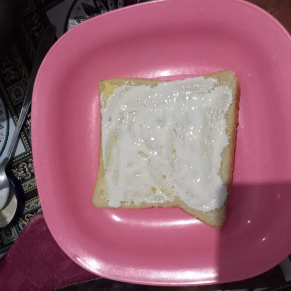 Olesi dengan selai keju diatasnya.
