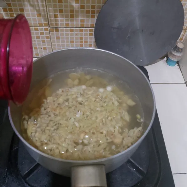 Tambahkan jahe dan serai