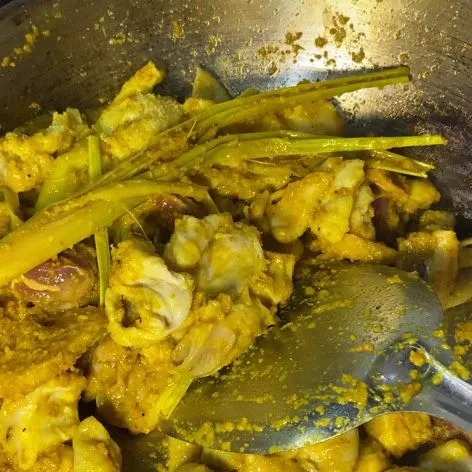 Masukkan daging. Aduk hingga berubah warna.