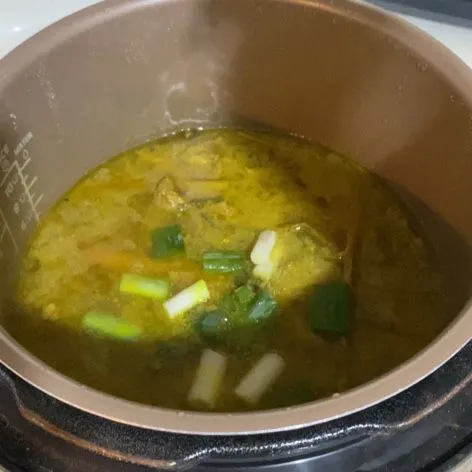 Setelah matang, tambahkan seledri dan daun bawang.