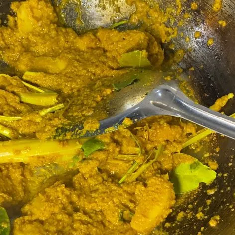 Masak kembali hingga wangi dan minyak keluar.