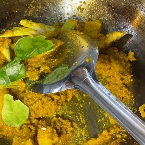 Masukkan serai dan daun jeruk.