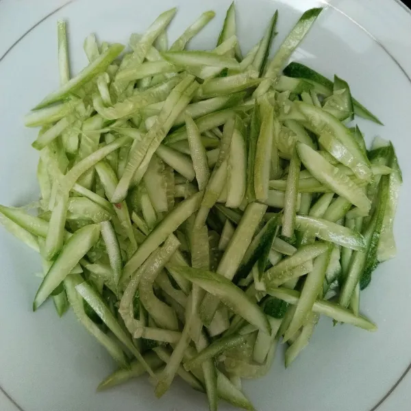 Taruh mentimun iris di atas piring