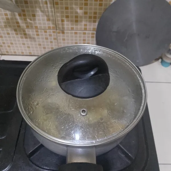Tutup, biarkan hingga mendidih