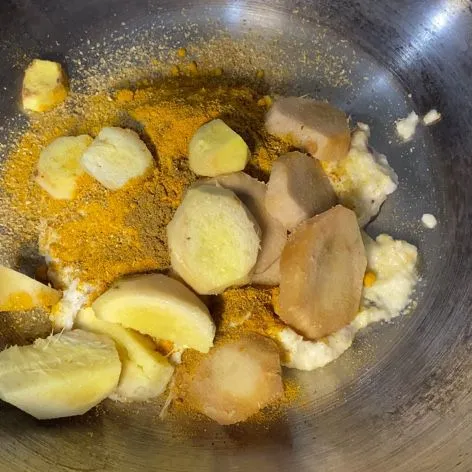 Tumis bumbu halus, jahe dan lengkuas hingga wangi.