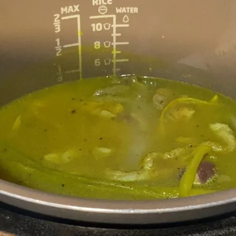 Masukkan dalam presto, tambahkan air. Lalu presto sampai matang.