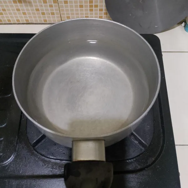 Rebus air 1/2 liter selama 3 menit/ hingga mendidih