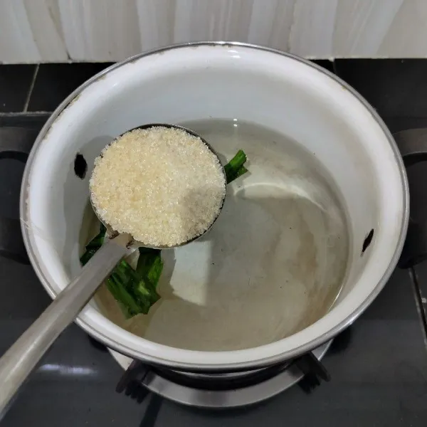 Masukkan gula pasir, masak hingga gula larut.