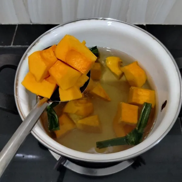 Masukkan labu kuning, masak hingga air mendidih kembali.