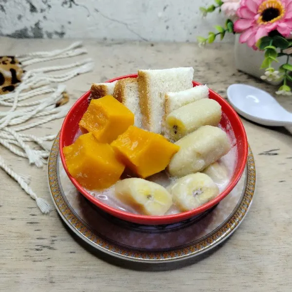 Tata roti tawar di dalam mangkuk. Siram dengan kolak pisang labu kuning. Sajikan hangat!
