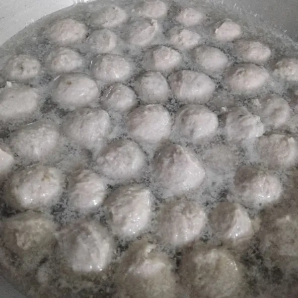 Setelah selesai, nyalakan kompor lagi, masak kembali baso hingga matang, angkat dan tiriskan.